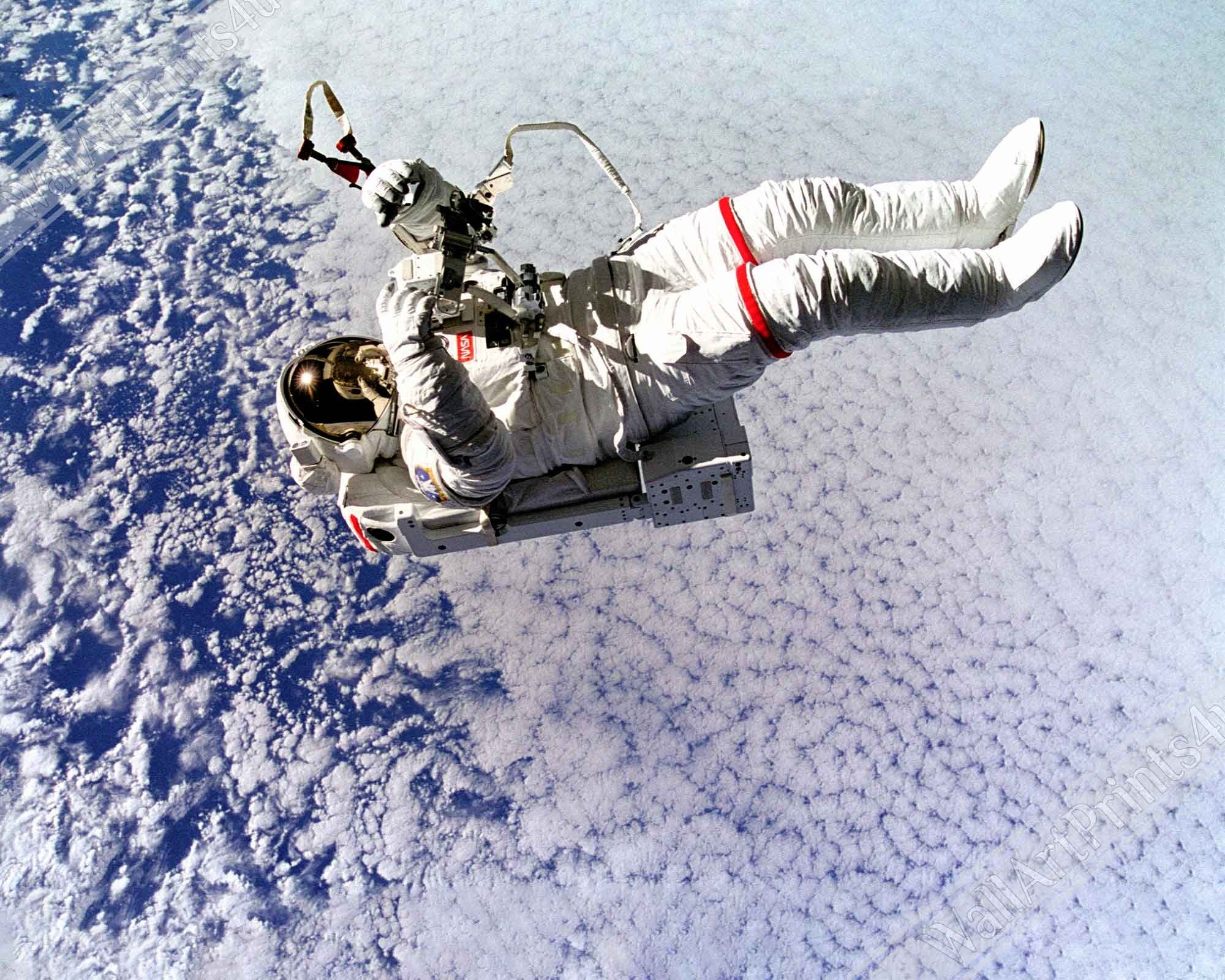 Astronaut Framed - Vintage Astronaut Tetherless Floating In Space - WallArtPrints4U