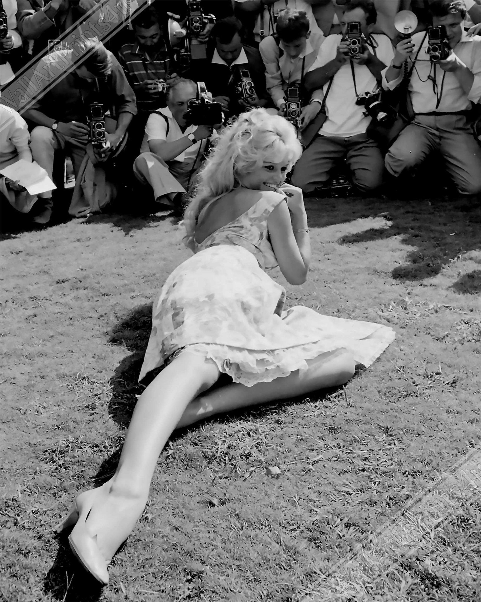 Brigitte Bardot Framed, Vintage Photo Venice 1958 - Brigitte Bardot Framed Print - Silver Screen Sex Symbol - WallArtPrints4U