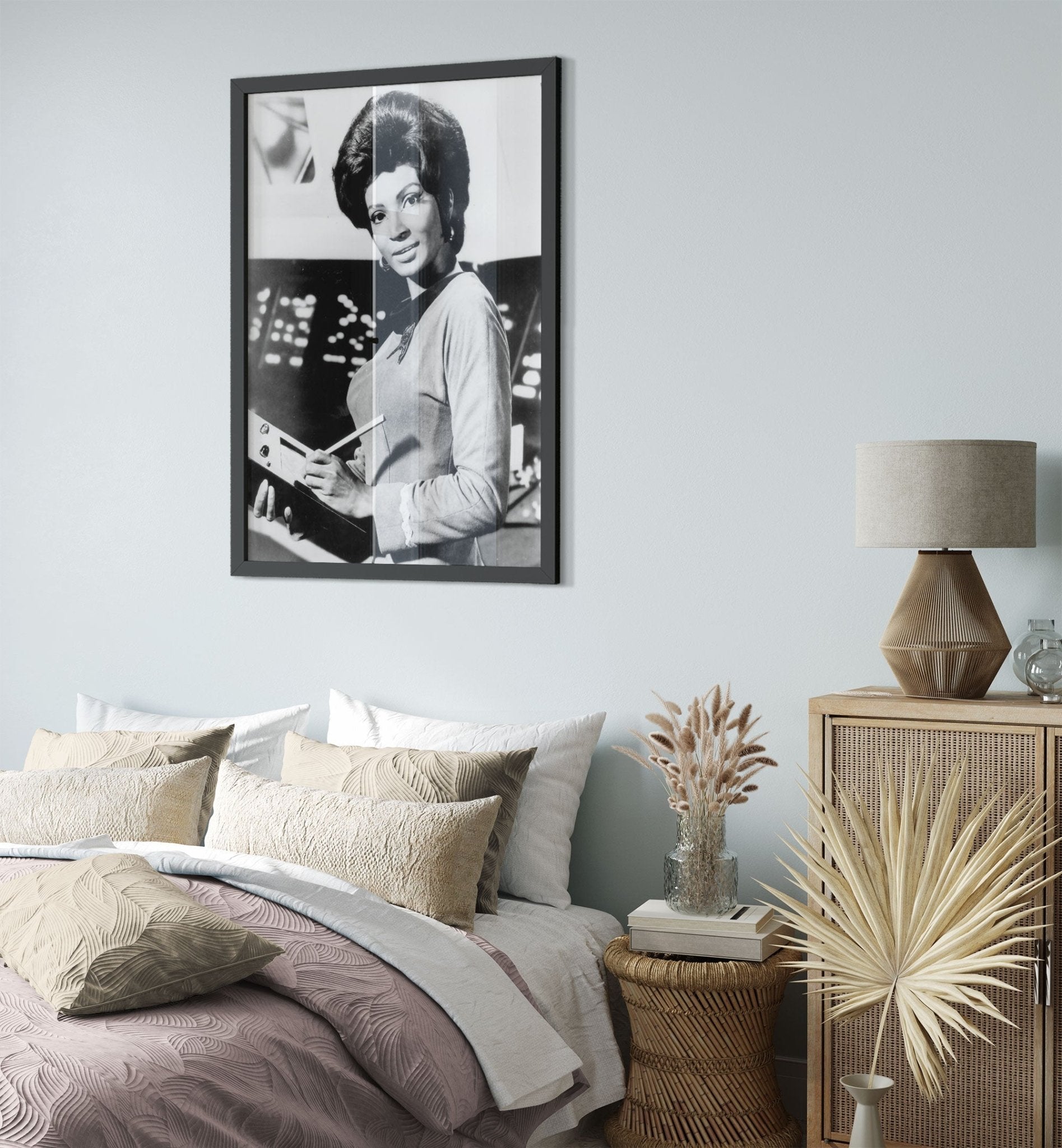 Star Trek Framed, Uhura Vintage Photo, Nichelle Nichols Retro Star Trek Giant Framed, Various Sizes Super Sized, Large Or Medium - WallArtPrints4U