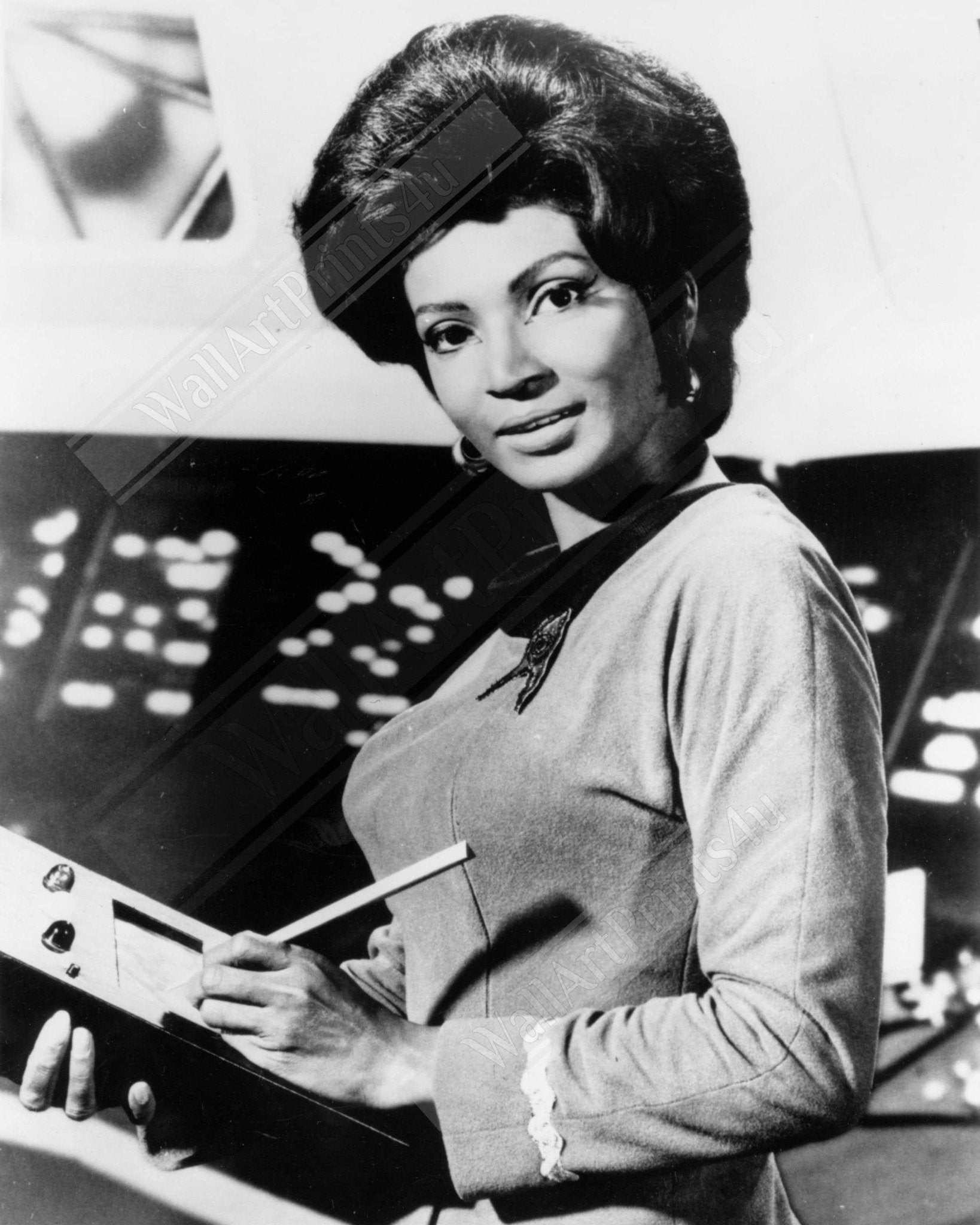 Star Trek Poster, Uhura Vintage Photo, Nichelle Nichols Retro Star Trek Giant Poster, Various Sizes Super Sized, Large Or Medium - WallArtPrints4U