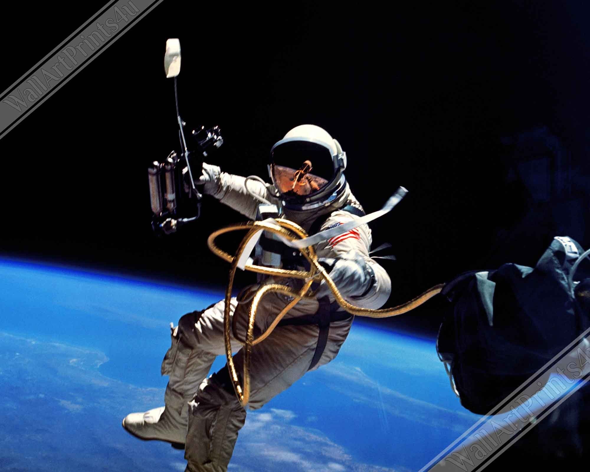 Astronaut Framed - Vintage Astronaut Americas First Space Walk - WallArtPrints4U