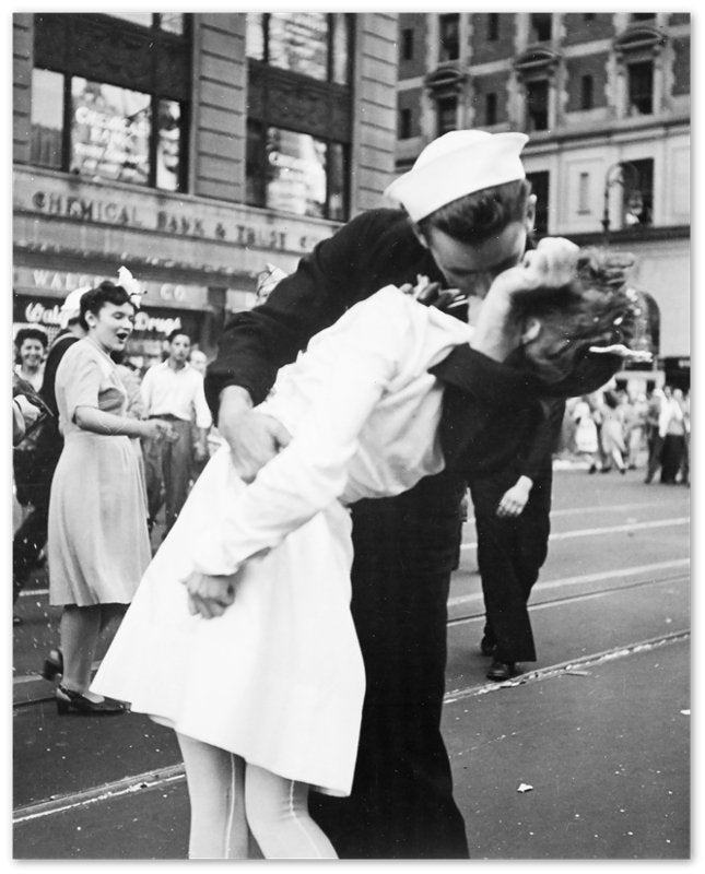 Vj Day Poster, Famous Photo Print From 1945, Sailor Kissing A Nurse Poster, Kissing The War Goodbye - WallArtPrints4U